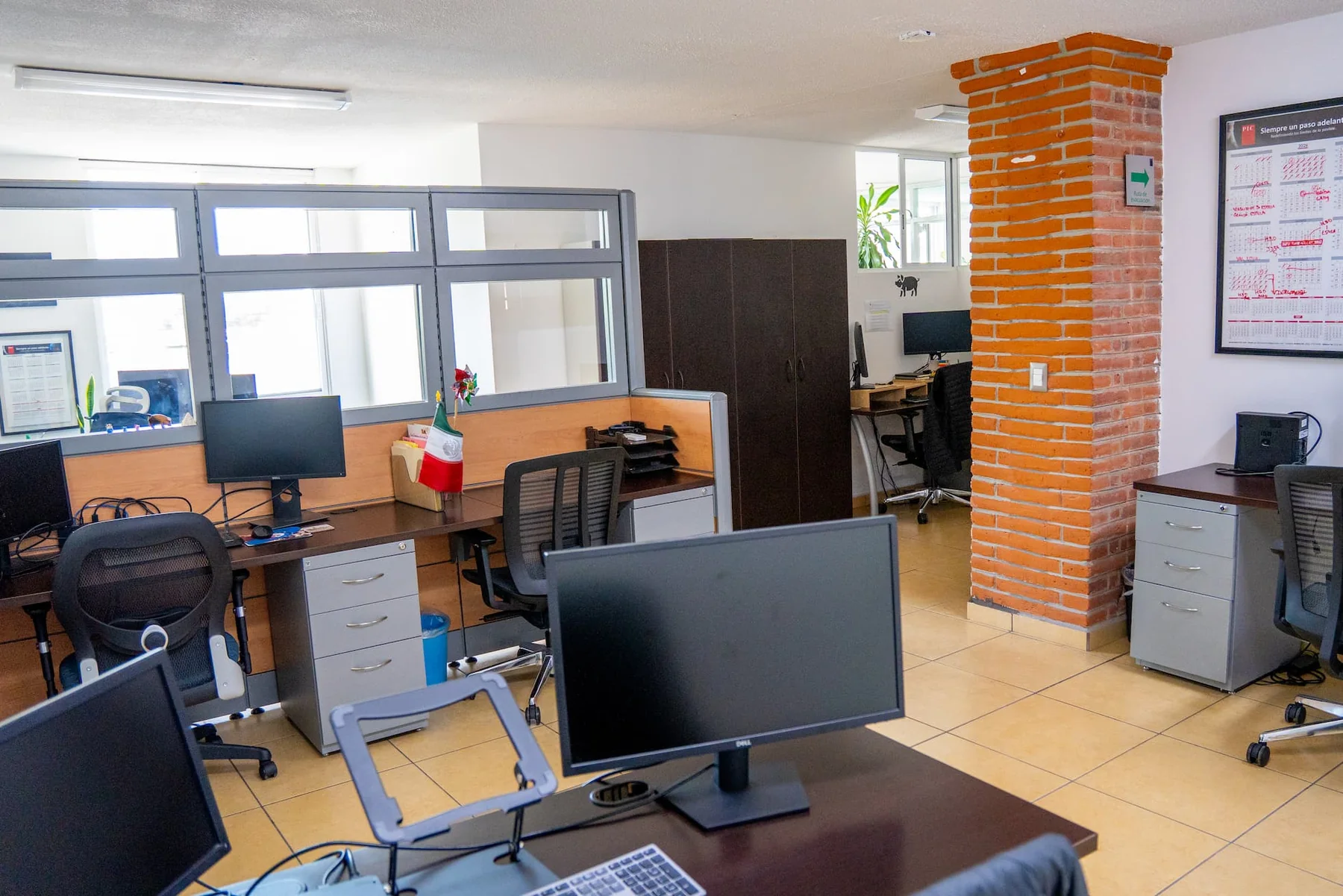 Área abierta de trabajo con estaciones de oficina