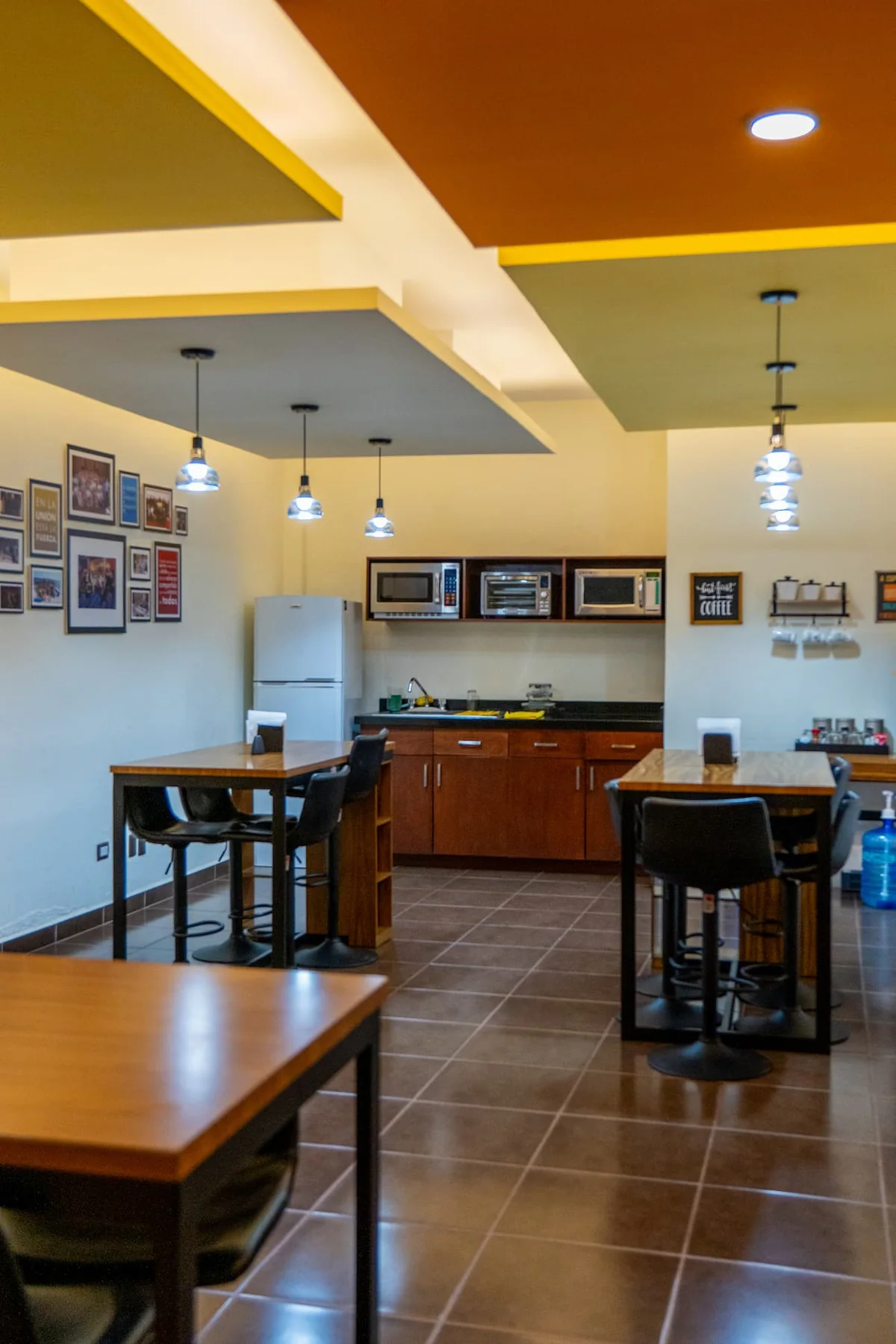 Comedor y área de apoyo con mesas altas