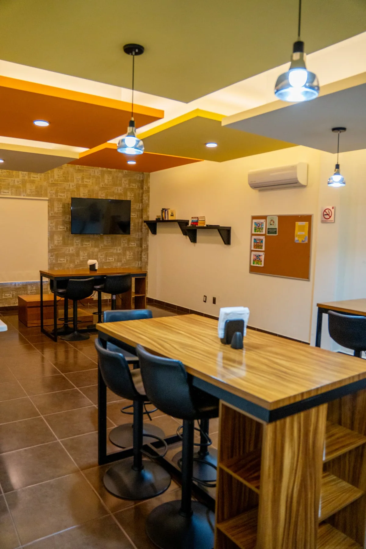 Comedor con mesas altas y aire acondicionado