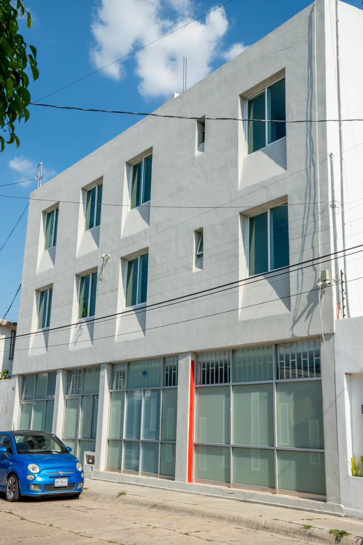 Fachada del edificio vista en ángulo