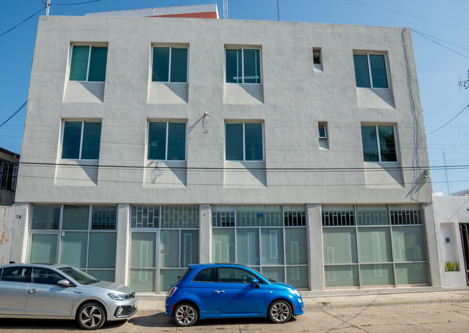 Fachada frontal del edificio corporativo en Villas del Sur, Querétaro