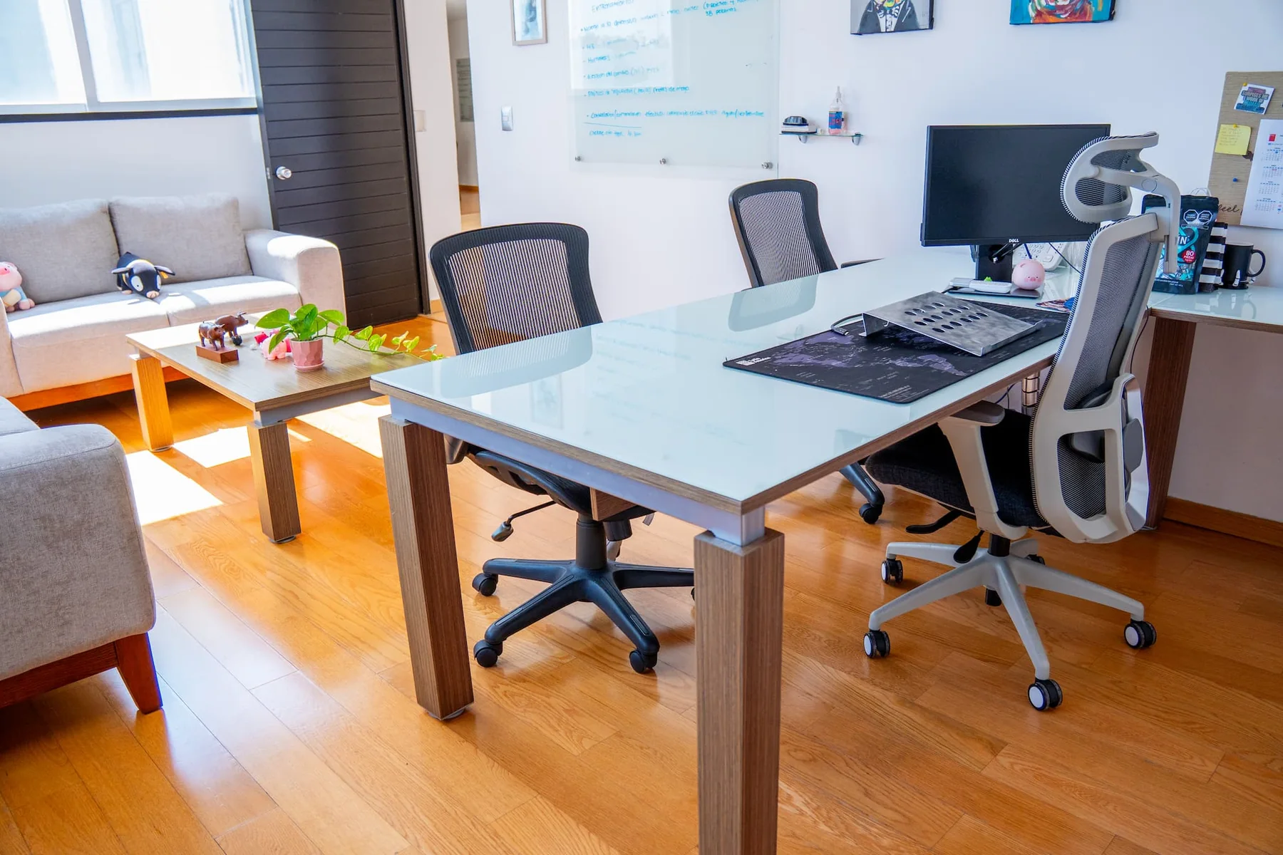 Oficina ejecutiva equipada con escritorio y sala de apoyo
