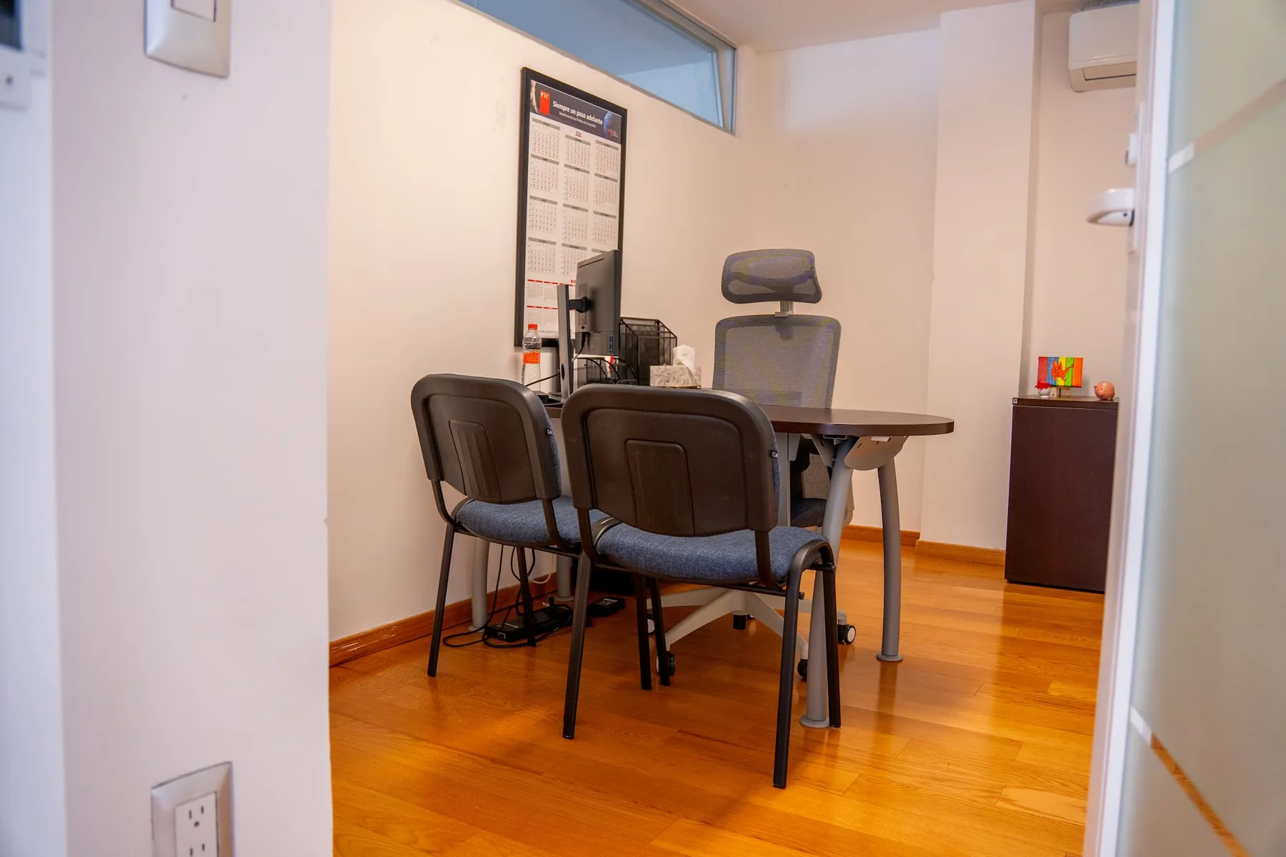 Oficina privada con mesa de reunión