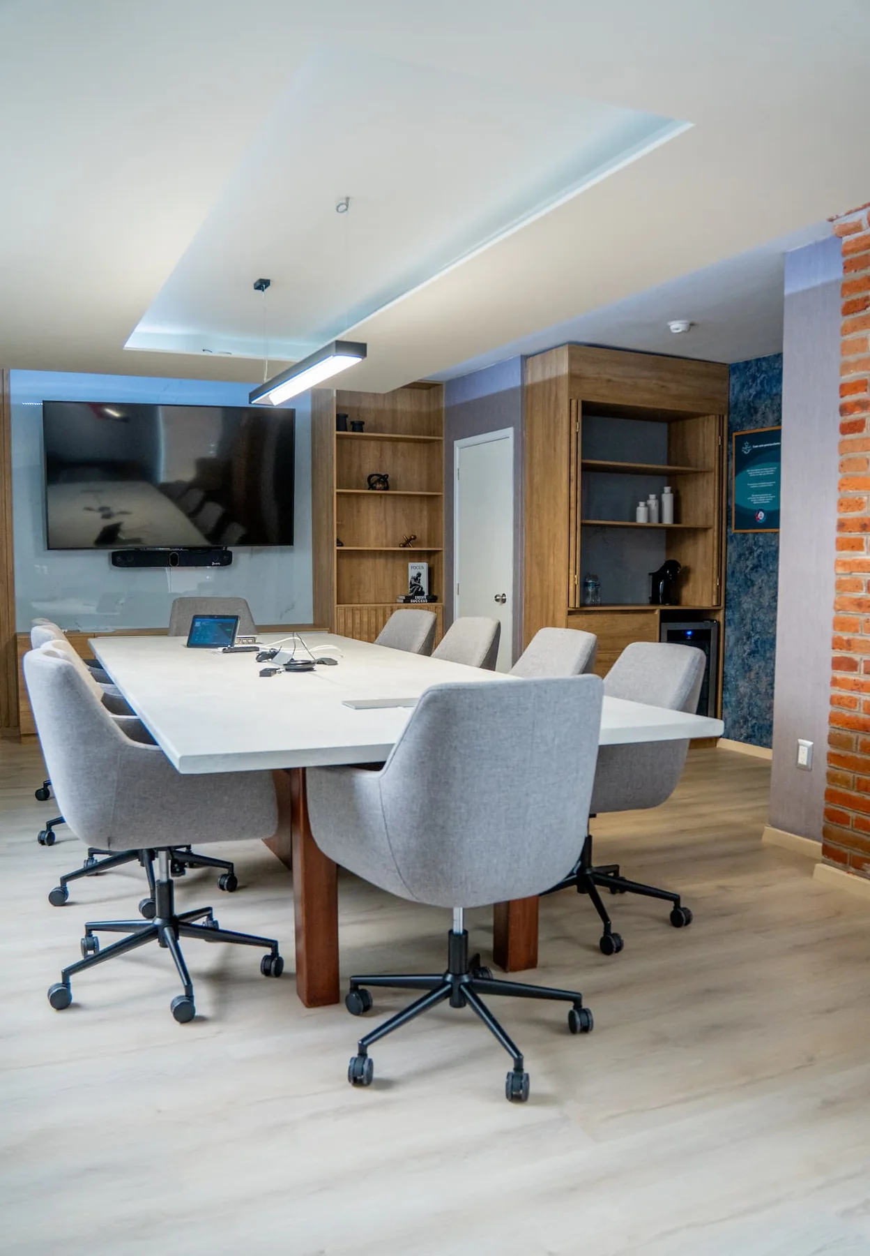 Sala de consejo equipada dentro del edificio corporativo